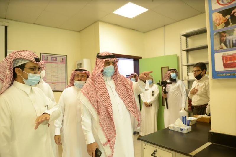 رئيس جامعة الملك خالد يتابع استعدادات الكليات والإدارات للدراسة الحضورية