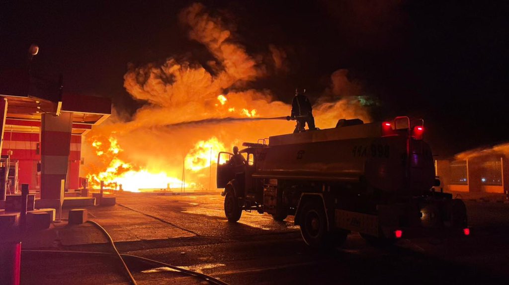 مدني تبوك يخمد حريقًا مروعًا بناقلة نفط