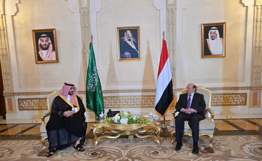خالد بن سلمان يناقش مستجدات الأوضاع مع الرئيس اليمني