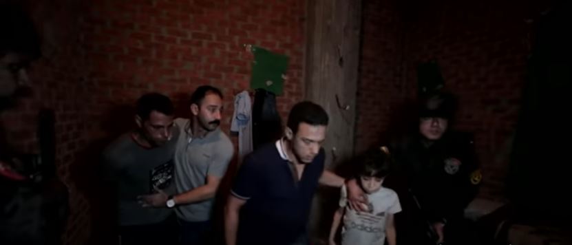 لحظة تحرير طفل من أيدي عصابة خطفته في مصر