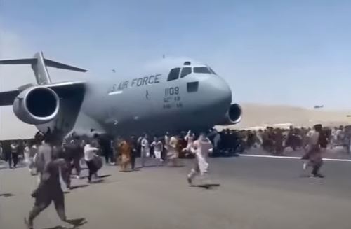 مشاهد مؤلمة.. سقوط عشرات الأفغان تعلقوا بطائرة عسكرية قبل إقلاعها من كابل