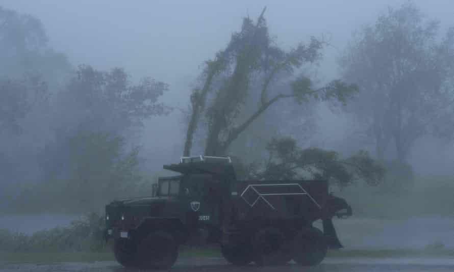 إعصار إيدا يغرق أكثر مدن لويزيانا سكانًا في ظلام دامس