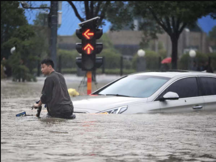 انهيارات منازل وغرق أحياء في فيضانات الصين