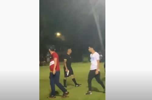 حكم يشهر مسدسًا نحو أحد اللاعبين أثناء مباراة كرة قدم ودية
