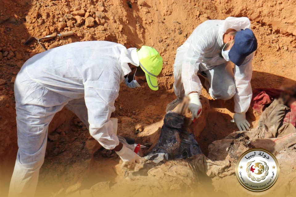 اكتشاف مقبرة جماعية في ليبيا وانتشال 10 جثث مجهولة