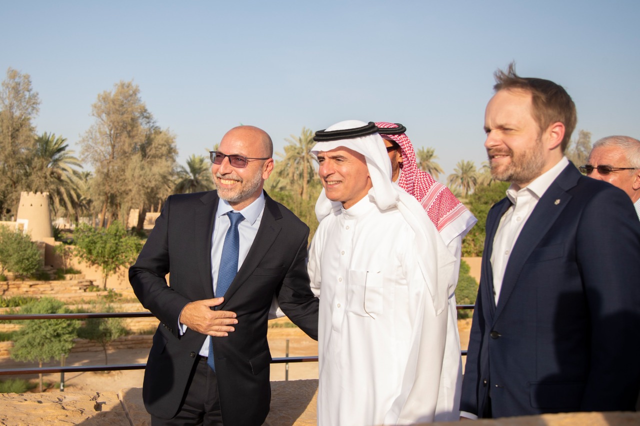 الجبير يصحب وزير خارجية التشيك في جولة بحي الطريف التاريخي