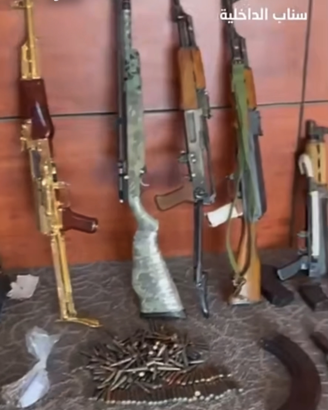 ضبط مواطنين بحوزتهما 27 سلاحًا ناريًّا ومخدرات وأموال مزيفة في الرياض