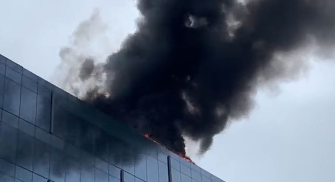 فرق الإطفاء تكافح حريقًا في مبنى قرب الكونغرس الأمريكي