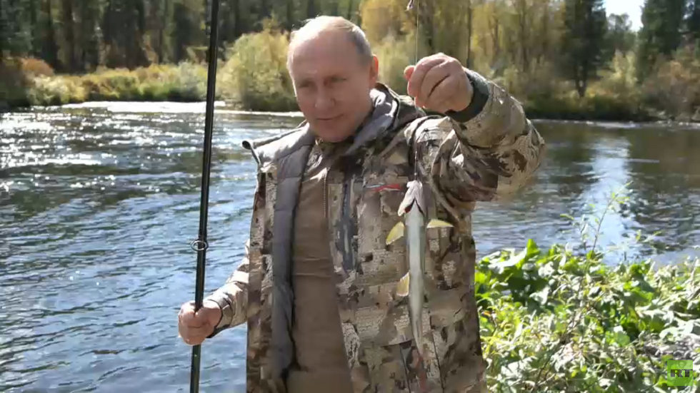 شاهد.. بوتين يصطاد السمك أثناء إجازته في سيبيريا