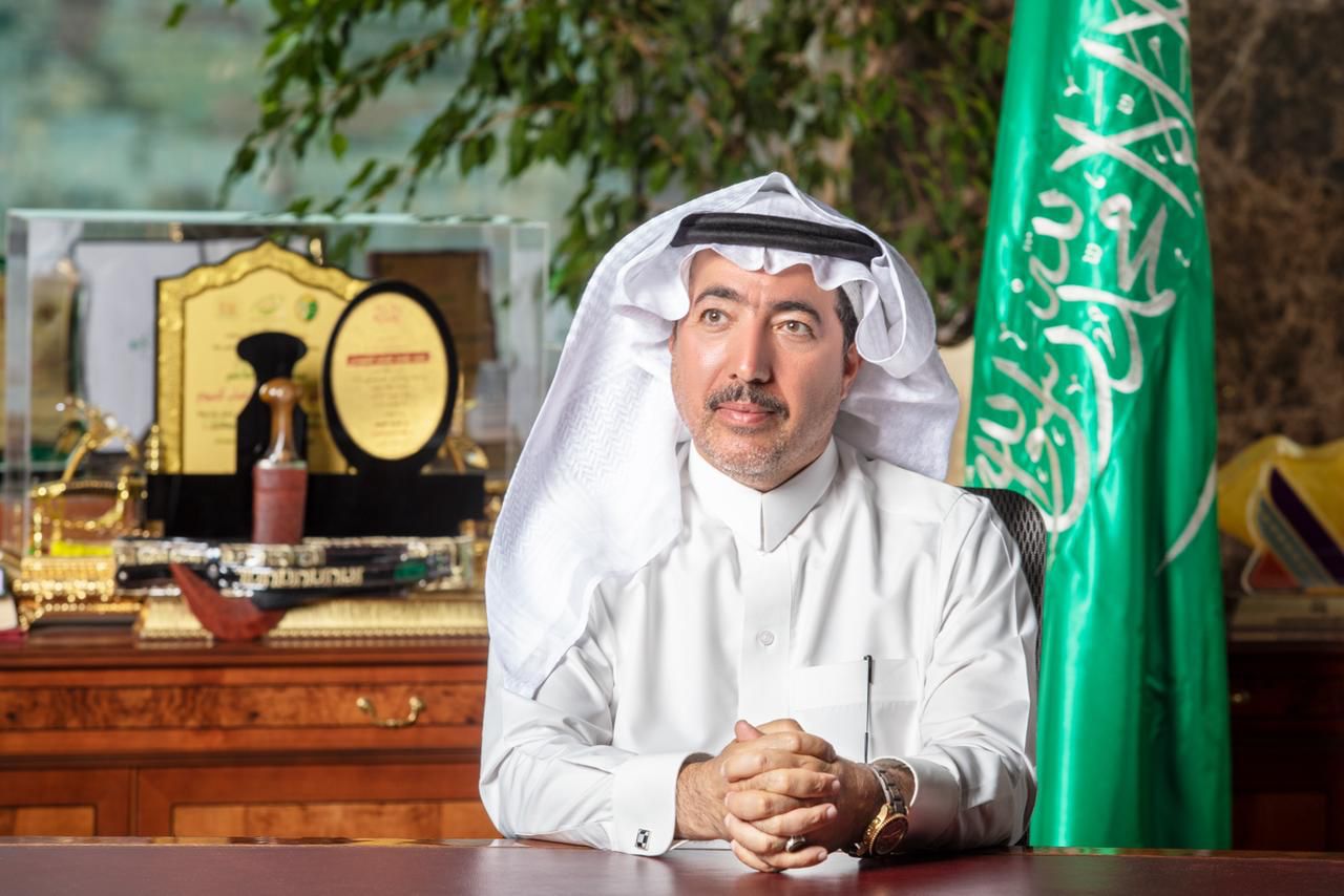أمين منطقة عسير يقف على معالجة التشوهات البصرية في أحد رفيدة