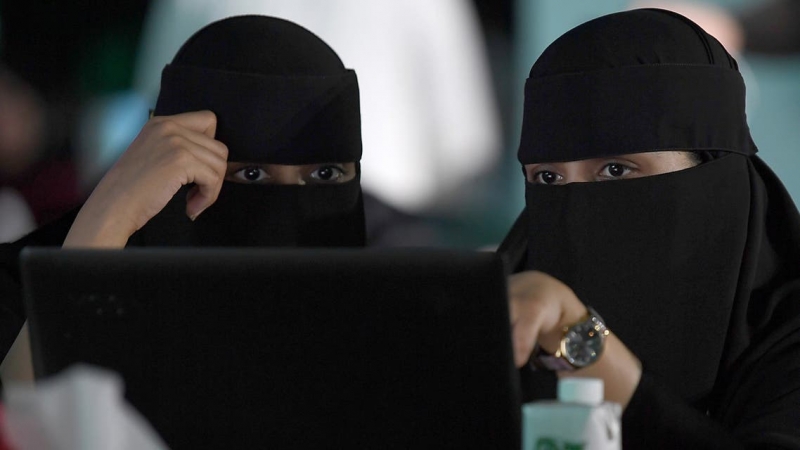 CNN المرأة تعمل على صناعة تكنولوجيا المستقبل في السعودية