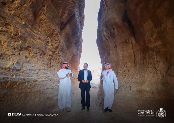 شاهد.. فيصل بن فرحان يصطحب وزير خارجية النمسا في جولة بـ العلا