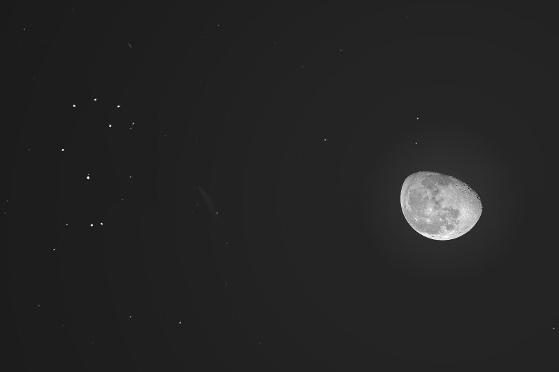 فلكية جدة: القمر الأحدب يزين سماء السعودية والوطن العربي الليلة