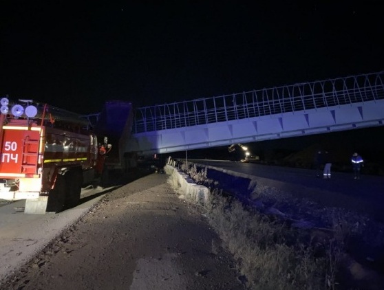 انهيار جسر مشاة وتدمير سيارات في إقليم روسي