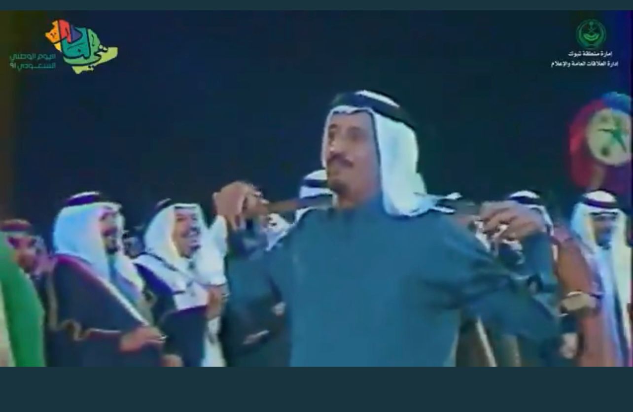 مقطع أرشيفي نادر.. الملك سلمان يشارك بأداء العرضة في تبوك قبل 35 عامًا
