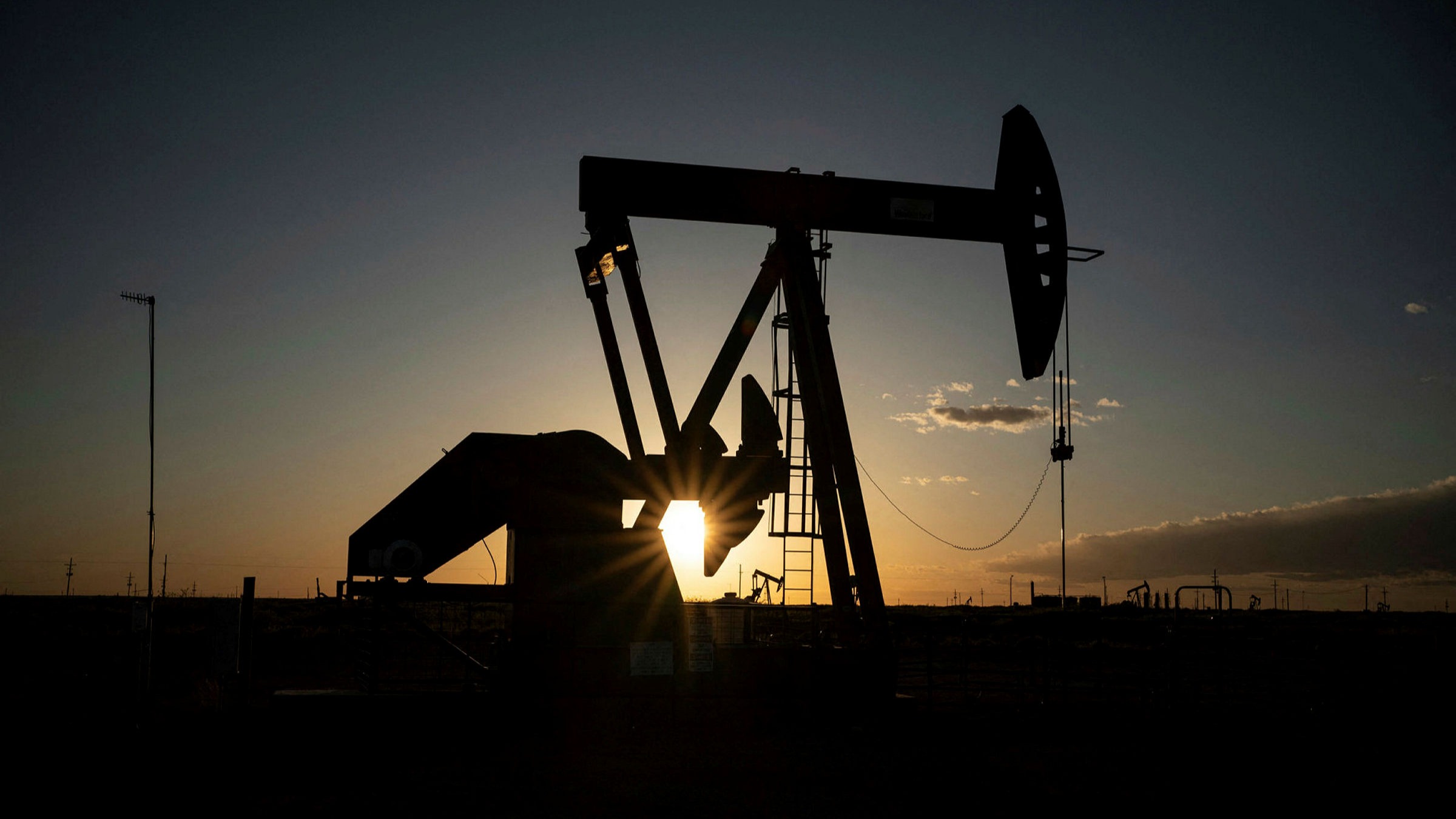 أسعار النفط تخسر 5% وبرميل برنت عند 106 دولارات