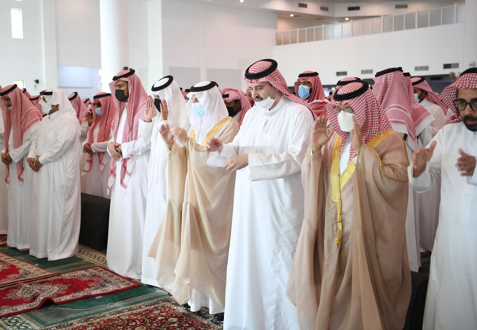 أمير الشرقية يؤدي صلاة الميت على والدة الأمير عبدالعزيز بن عبدالرحمن