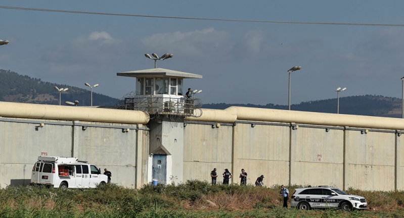 إسرائيل تعلق زيارات أهالي المعتقلين في السجون