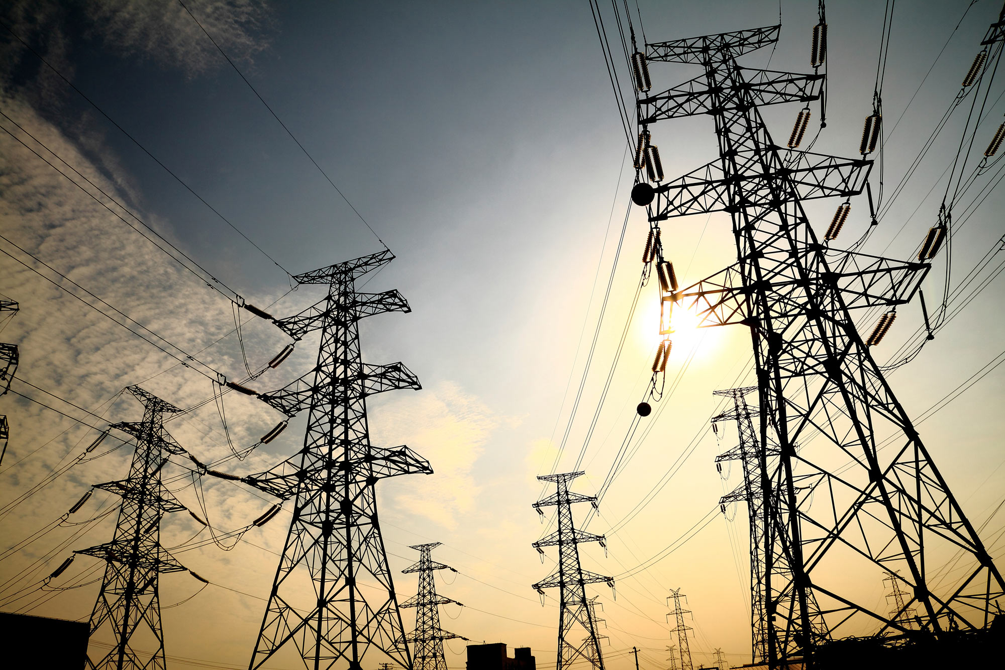 توقيع عقد الربط الكهربائي بين الشبكة الخليجية وكهرباء جنوب العراق