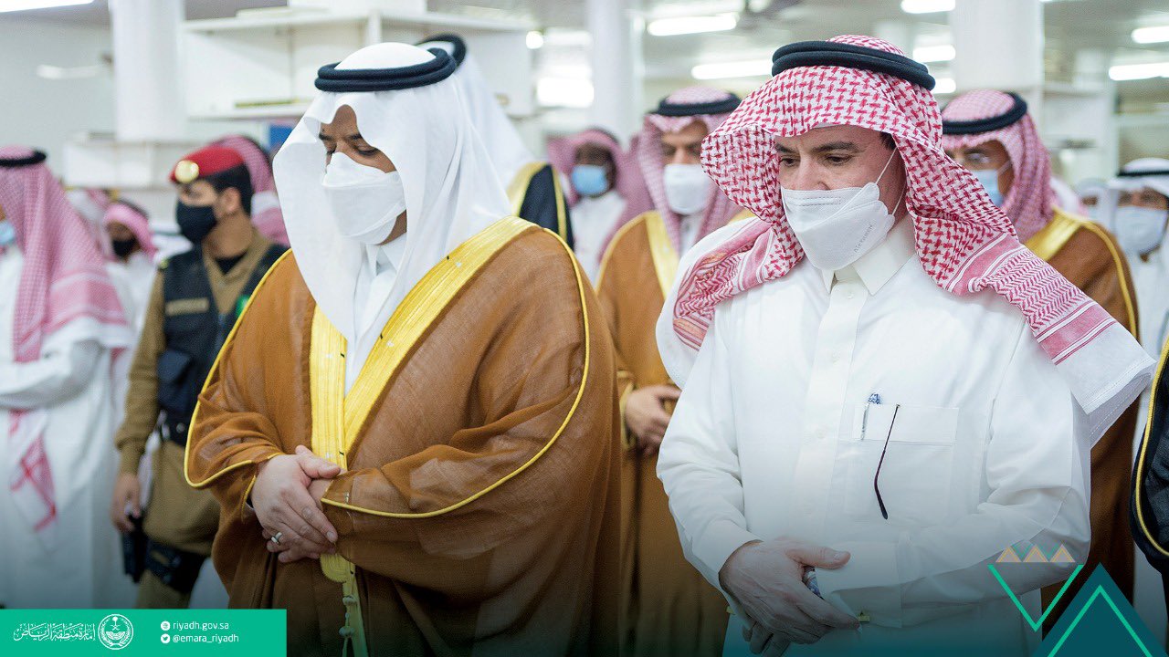 محمد بن عبدالرحمن يؤدي صلاة الميت على والدة أمين مجلس الرياض