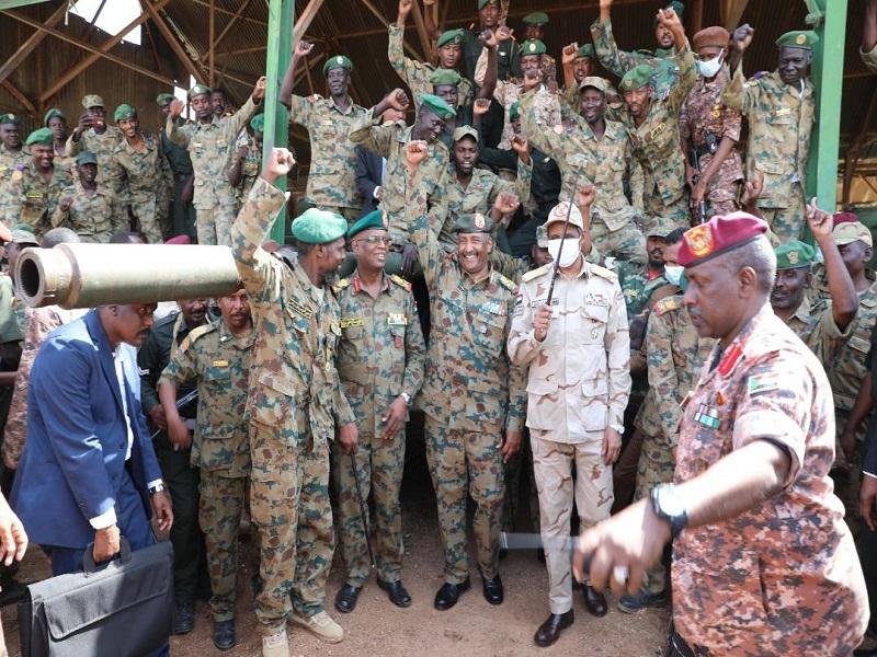 البرهان يشيد بسلاح المدرعات بعد إفشال انقلاب السودان: أنتم حماة الانتقال