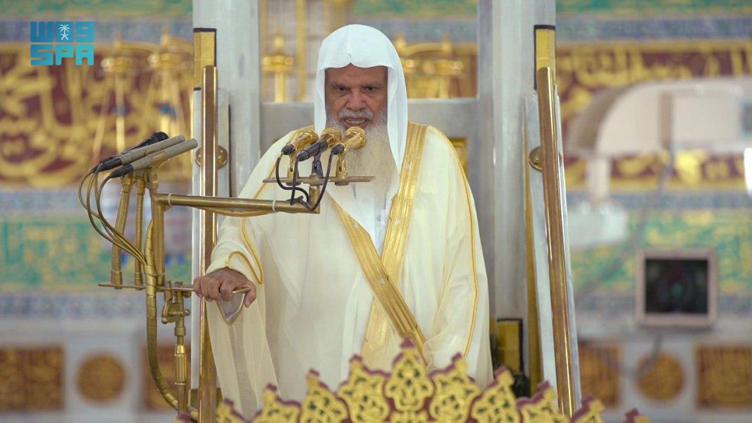 الشيخ الحذيفي يعود للمنبر بعد شفائه في ثاني جمعة برمضان
