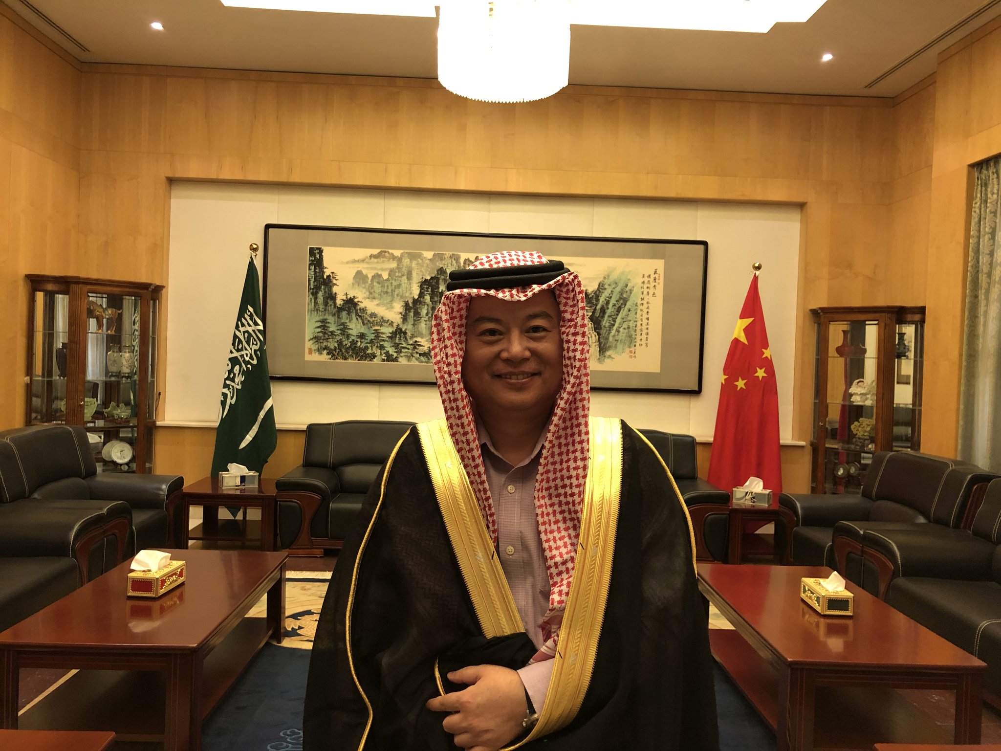 السفير الصيني بالزي السعودي: جالس أتعلم لبس البشت
