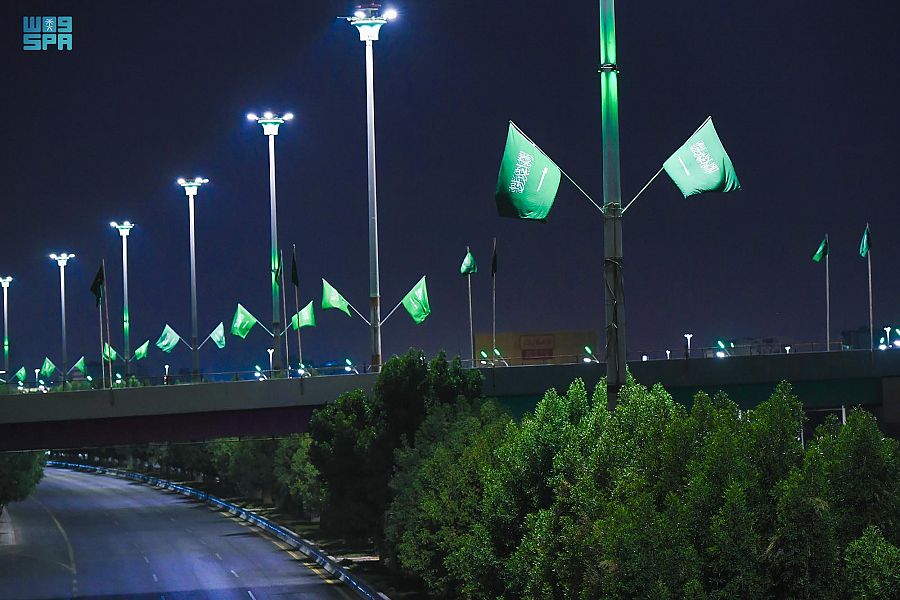 شوارع تبوك تتزين بالعلم السعودي ابتهاجًا باليوم الوطني