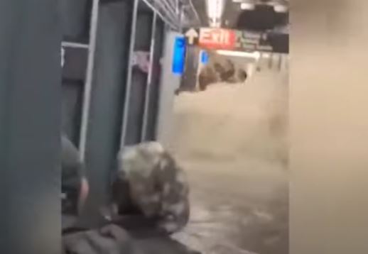 لحظة مداهمة مياه الفيضانات لركاب مترو نيويورك