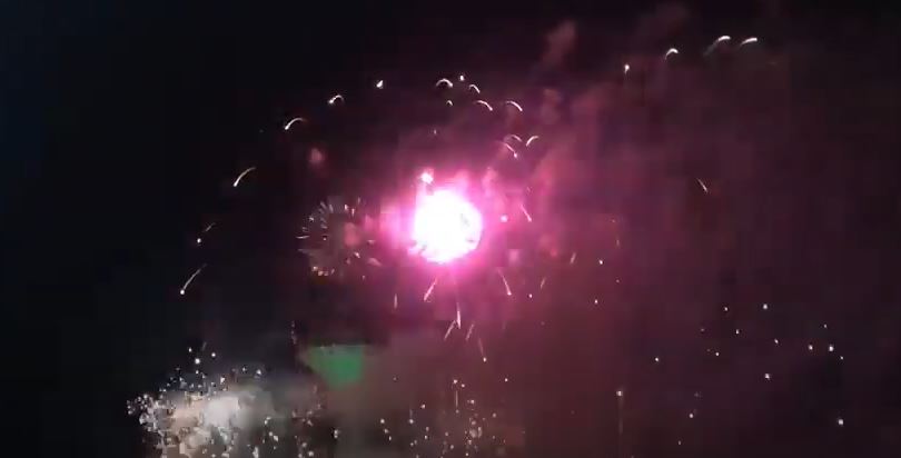 مقاطع مذهلة .. الألعاب النارية تضيء سماء الخبر في ذكرى اليوم الوطني