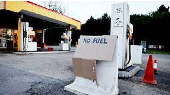 انتقاد واسع لاختفاء بوريس جونسون خلال أزمة الوقود  (1)