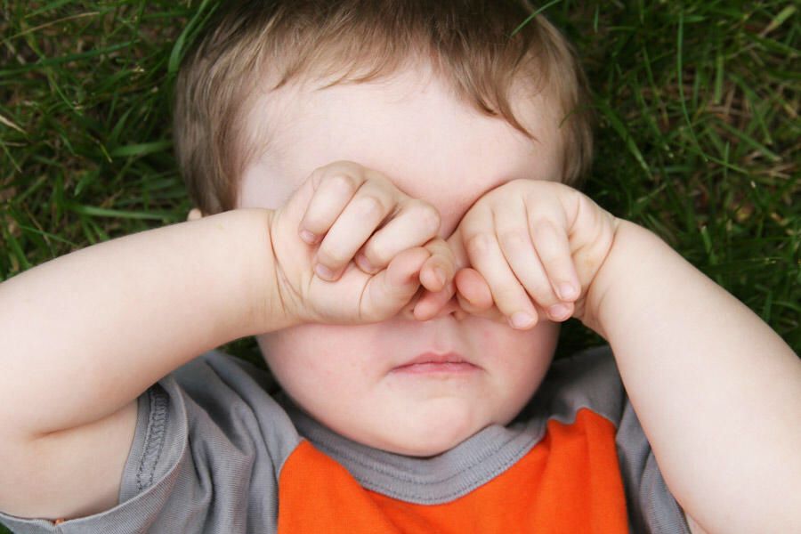 4 خطوات فعالة في علاج جفاف العين عند الأطفال بالمنزل