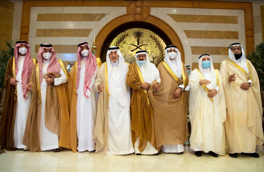 خالد الفيصل يشارك في أداء العرضة بمناسبة اليوم الوطني 91