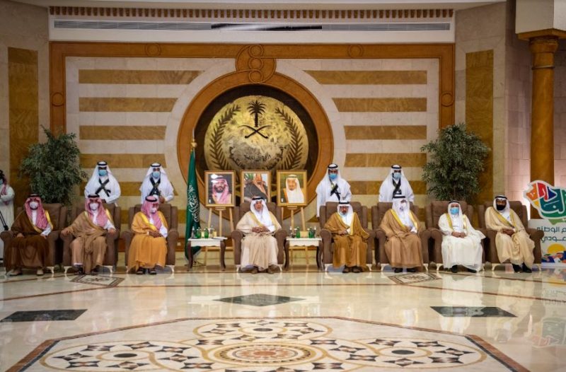 خالد الفيصل يشارك في أداء العرضة بمناسبة اليوم الوطني 91 (1)