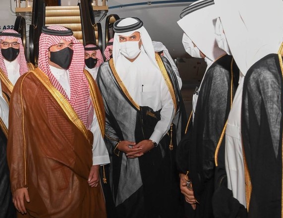 رئيس مجلس وزراء قطر يستقبل عبدالعزيز بن سعود في الدوحة