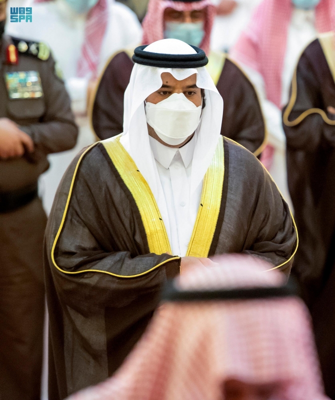 سمو أمير الرياض بالنيابة يؤدي صلاة الميت على سمو الأميرة دلال بنت سعود بن عبدالعزيز