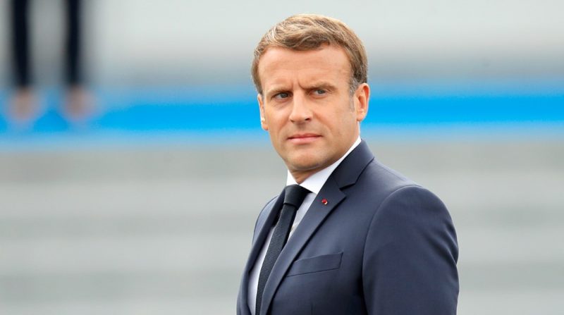 شاهد.. رجل يلقي البيض على إيمانويل ماكرون !
