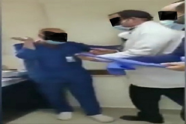 مقطع مهين.. طبيب مصري يعذب ممرضًا مسنًا ويجبره على السجود للكلب