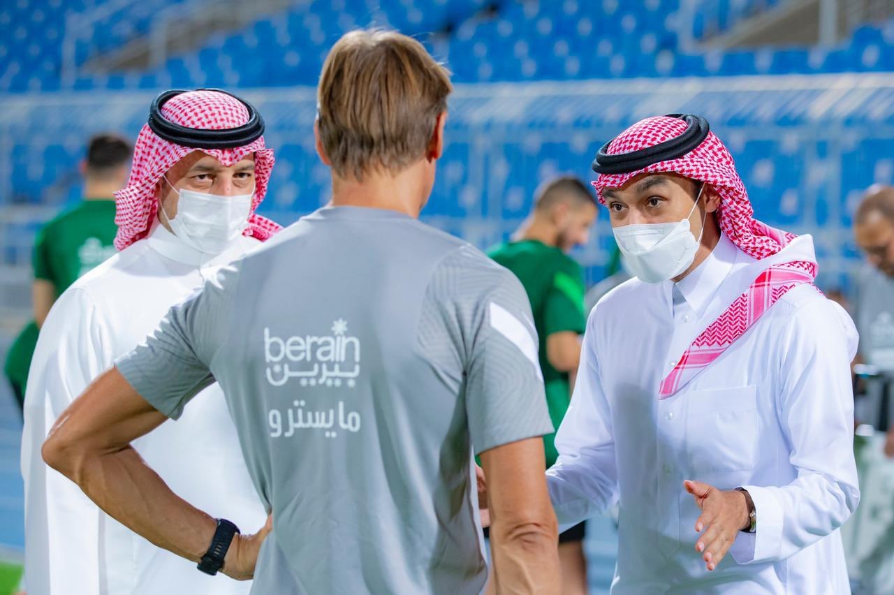 الأخضر - وزير الرياضة عبدالعزيز بن تركي الفيصل مع رينارد وياسر المسحل