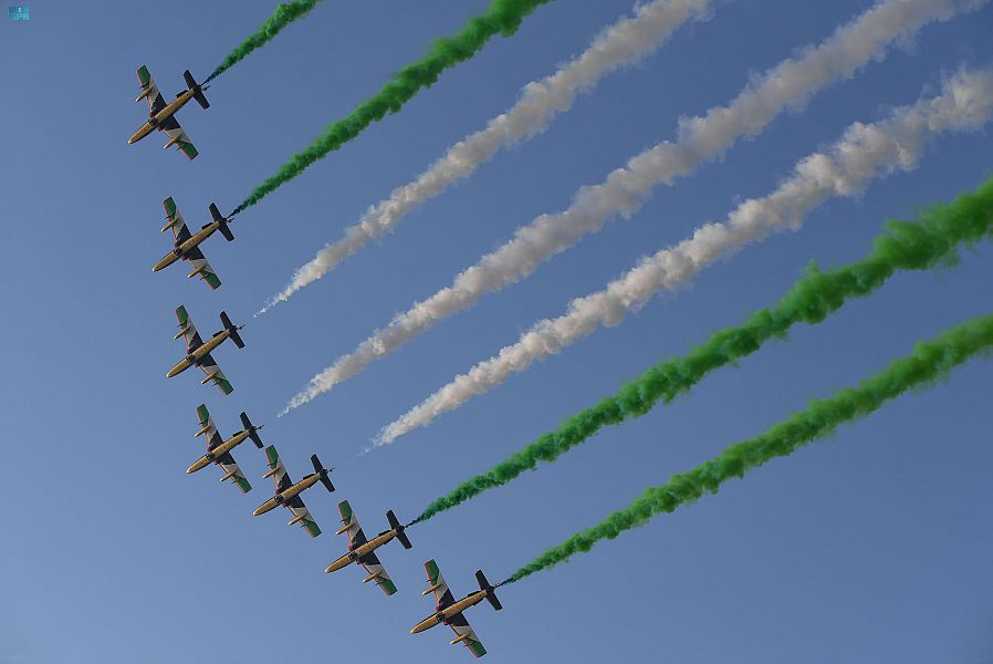فريق فرسان الإمارات يحتفي باليوم الوطني السعودي في سماء أبوظبي