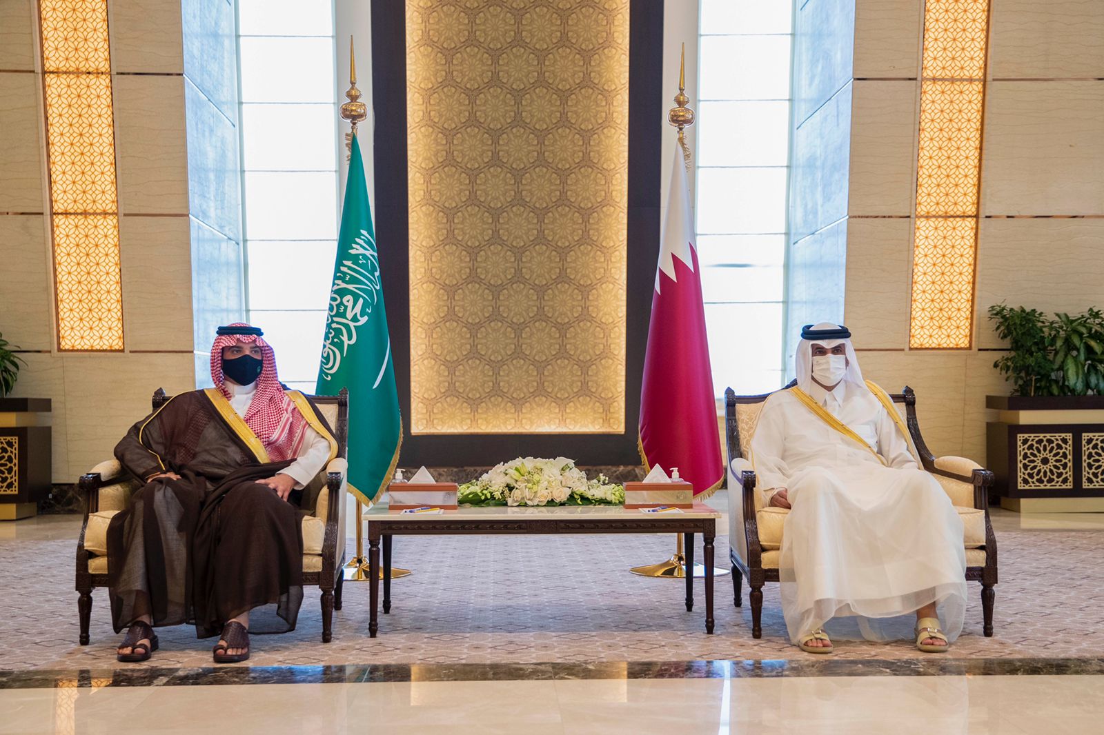 وزير الداخلية يعقد جلسة مباحثات في الدوحة مع رئيس الوزراء القطري