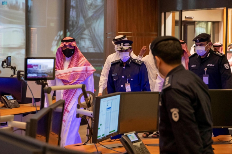 وزير الداخلية يزور مركز القيادة الوطني في قطر