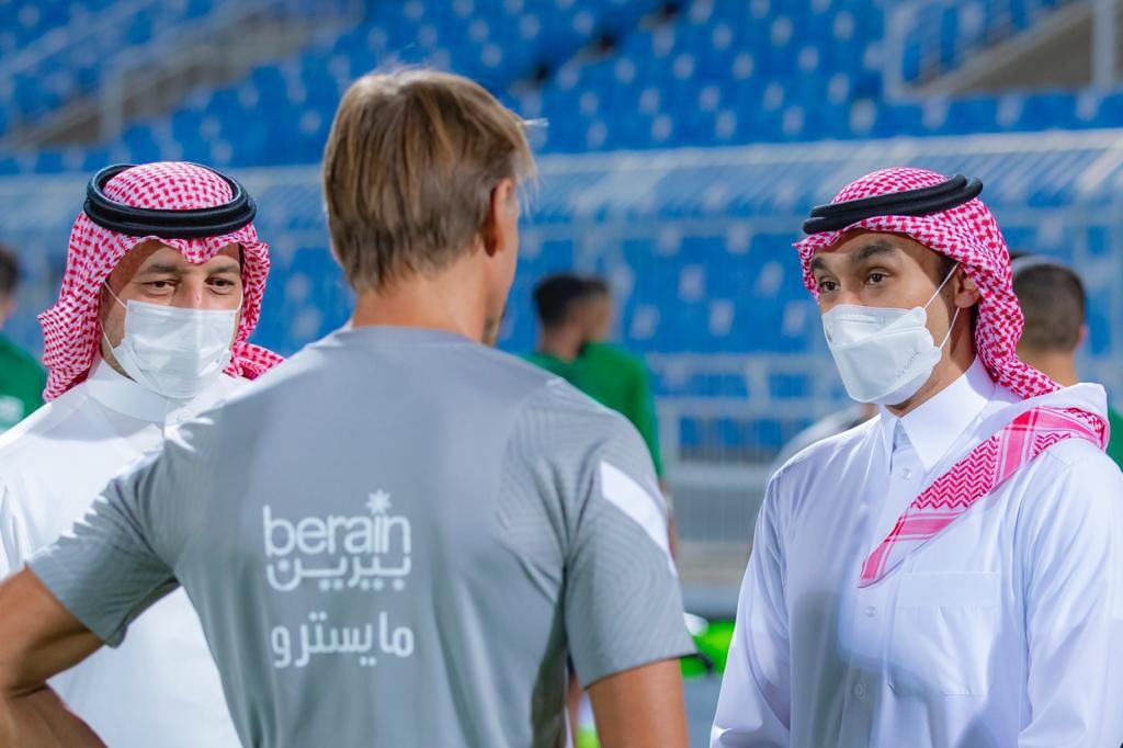 وزير الرياضة يدعم منتخب السعودية