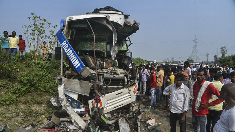 انحرف السائق بسبب ماشية ضالة فقتل 12 شخصاً في الهند
