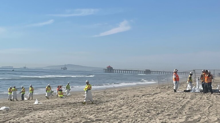 كارثة تضرب شواطئ جنوب كاليفورنيا بعد تسرب 3000 برميل نفط بمياه المحيط