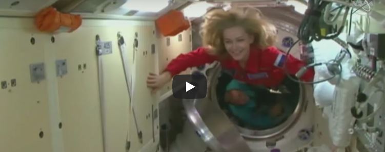 لحظة دخول الطاقم السينمائي الروسي محطة الفضاء الدولية