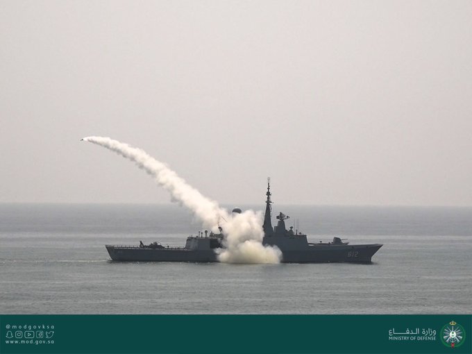 القوات البحرية تنفذ رماية بالصواريخ بمناورات نسيم البحر 13
