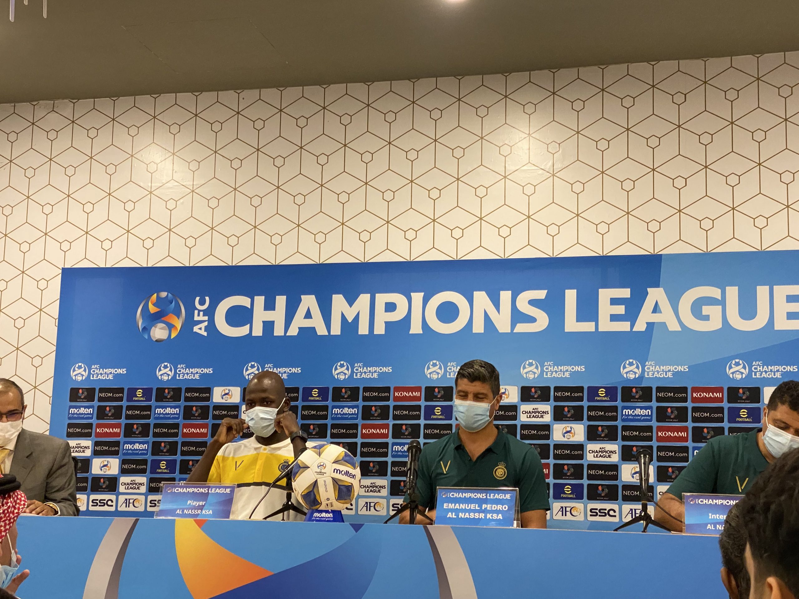 مدرب النصر لجماهير النادي: لا تتركونا