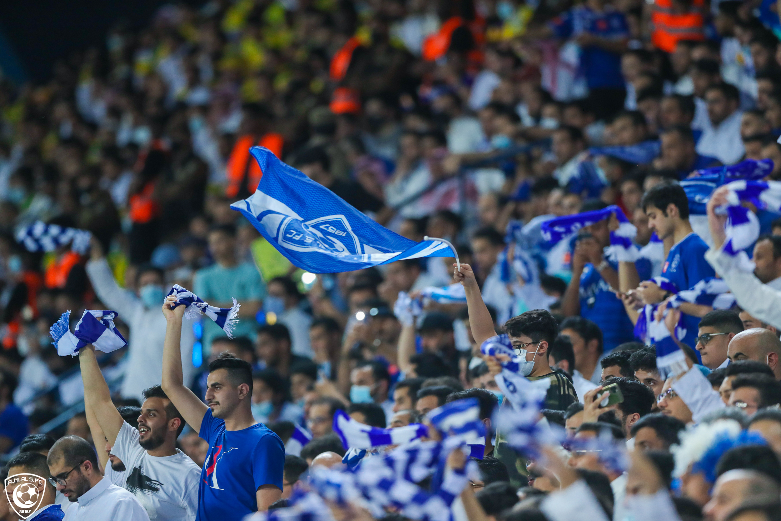 نجوم الهلال يشاركون الجماهير الفرحة