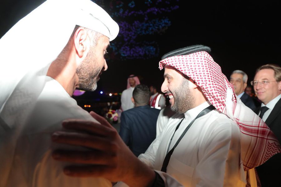 سفير الإمارات يشارك في مسيرة افتتاح موسم الرياض